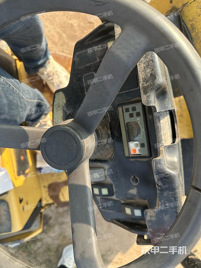 駕駛室操作臺（設備外觀及核心部件）