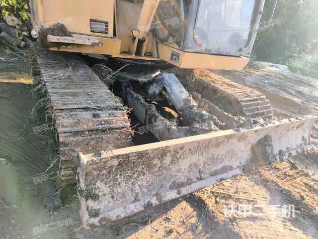 轉(zhuǎn)盤和下車架正前(工作和回轉(zhuǎn)裝置) 轉(zhuǎn)盤和下車架正前(工作和回轉(zhuǎn)裝置)