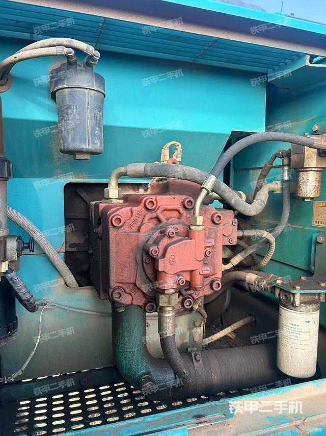 液壓泵艙室正面整體（整機外觀）