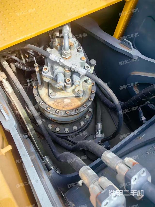 回轉(zhuǎn)馬達(dá)和主控閥（整機(jī)外觀）