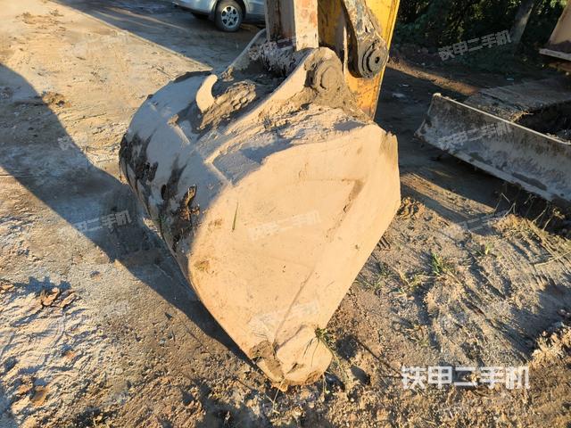 鏟斗右后整體(工作和回轉(zhuǎn)裝置) 鏟斗右后整體(工作和回轉(zhuǎn)裝置)