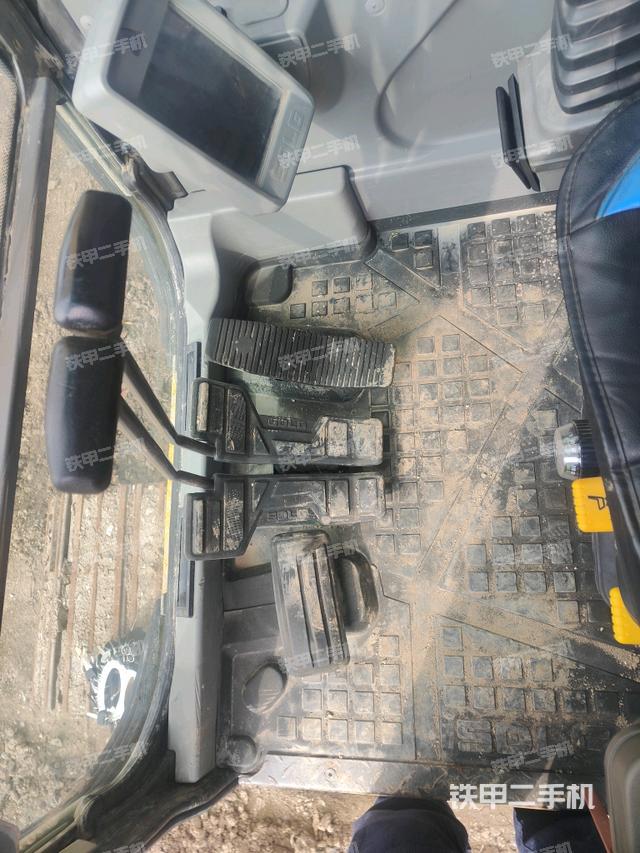 行走控制手柄和踏板?俯拍（駕駛室部分）