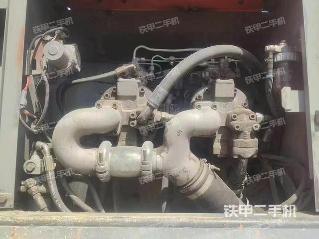 液壓泵艙室正面整體（整機外觀）