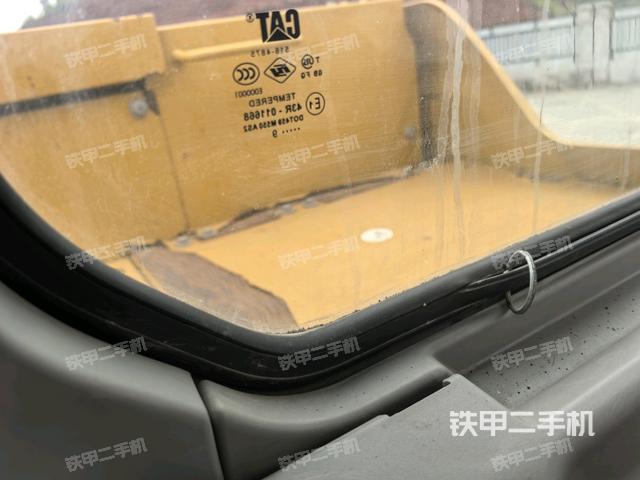 行走控制手柄和踏板?俯拍（駕駛室部分）