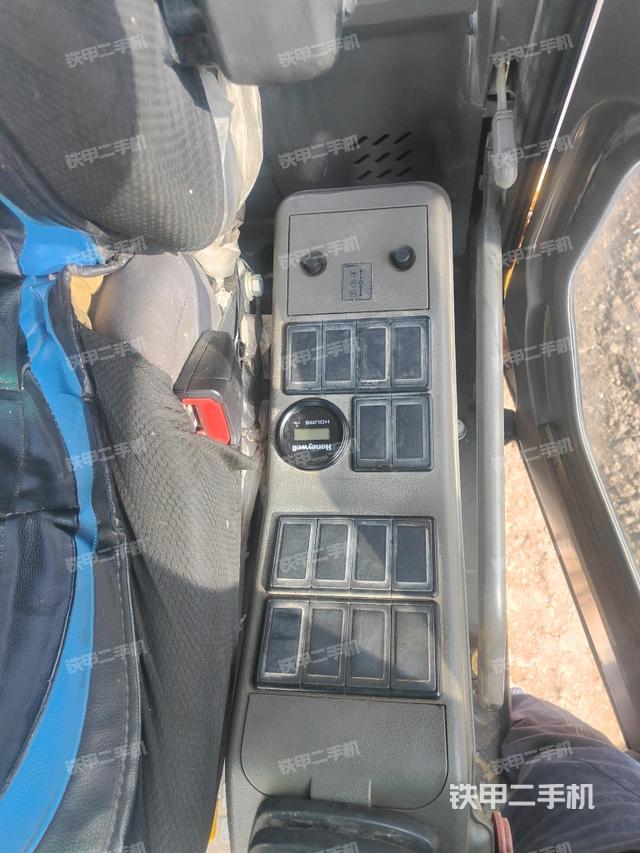 座椅左側(cè)控制臺/音響/含左手柄（駕駛室部分）