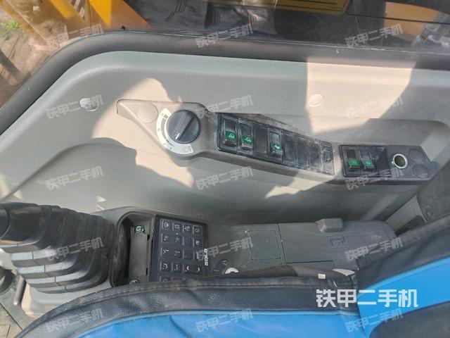 座椅右側(cè)控制臺/鑰匙門/油門/含右手柄（駕駛室部分）