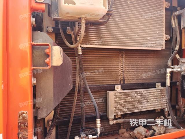 散熱器正面(大件艙室) 散熱器正面(大件艙室)