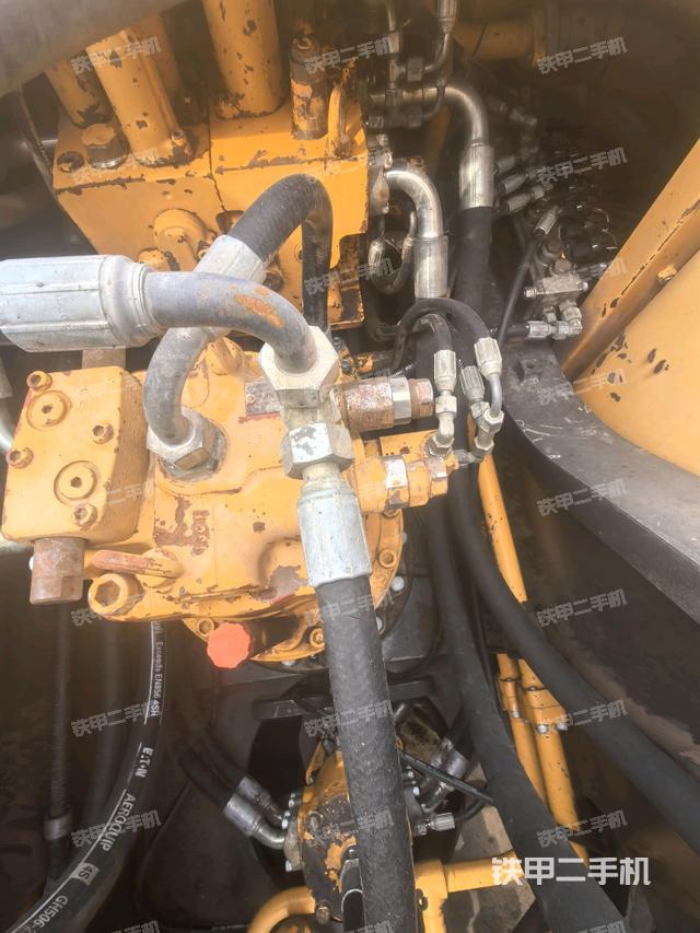 回转马达和主控阀（整机外观）