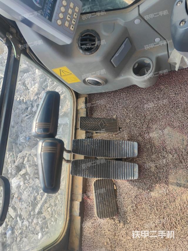行走控制手柄和踏板?俯拍（駕駛室部分）