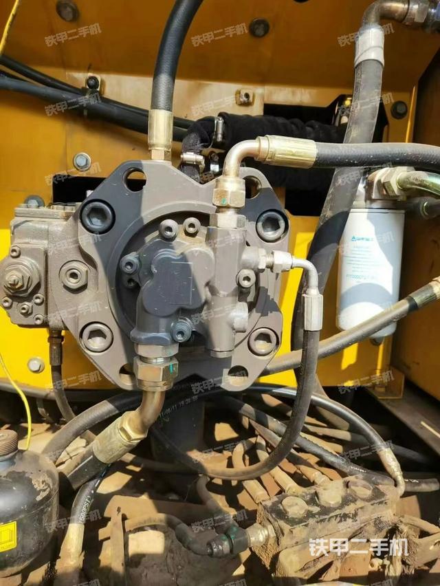 液壓泵艙室正面整體（整機外觀）