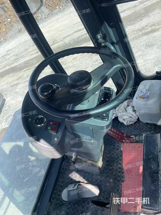 駕駛室內(nèi)座椅、儀表操作手柄全景（壓路機(jī)駕駛室）