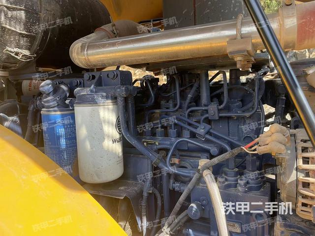 分動(dòng)箱或變速箱（壓路機(jī)發(fā)動(dòng)機(jī)艙）