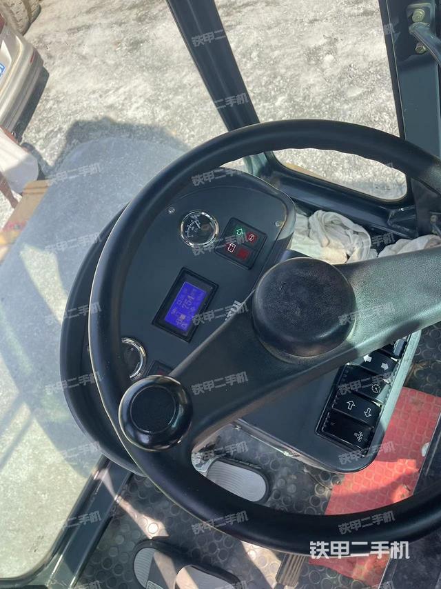 駕駛室側(cè)向上照全景（壓路機(jī)駕駛室）