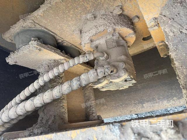 后輪左側(cè)全景（壓路機(jī)前后車架）