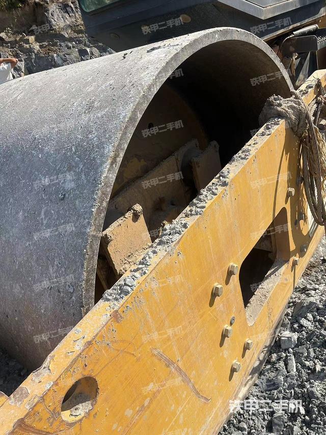 前輪左側(cè)減震塊連接及部件（壓路機(jī)前后車架）