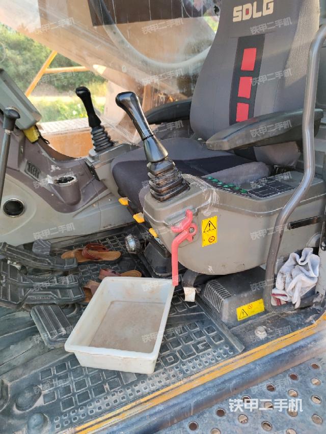 左后方玻璃角標(biāo)（駕駛室部分）