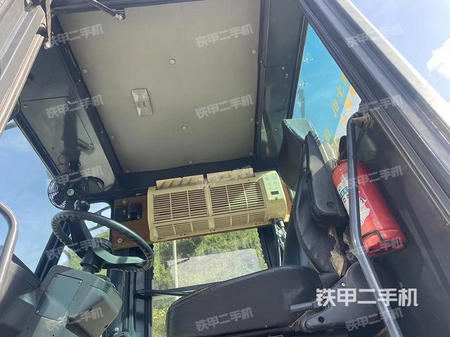 右側(cè)正面照（壓路機(jī)駕駛室）