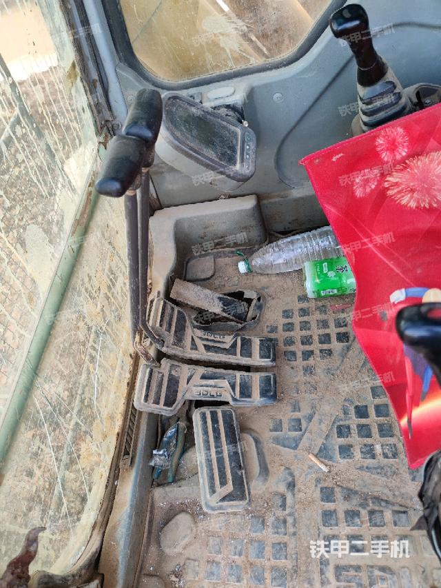 行走控制手柄和踏板?俯拍（駕駛室部分）