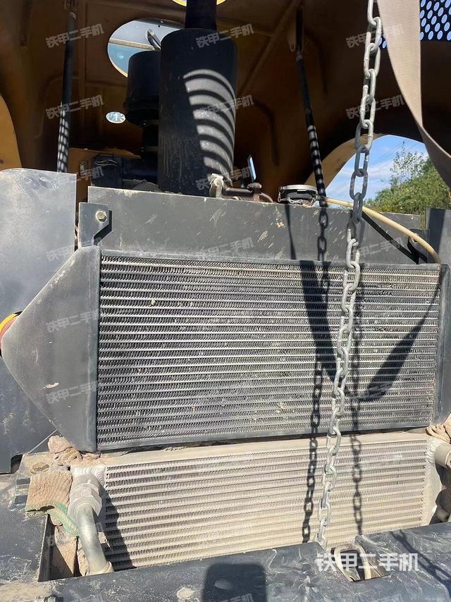 發(fā)動(dòng)機(jī)艙液壓泵全景（壓路機(jī)發(fā)動(dòng)機(jī)艙）