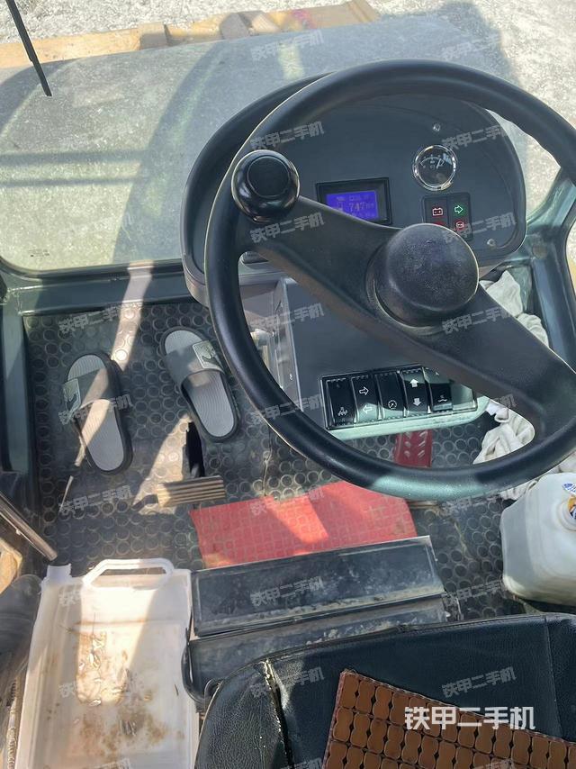 操作臺(tái)全景（壓路機(jī)駕駛室）