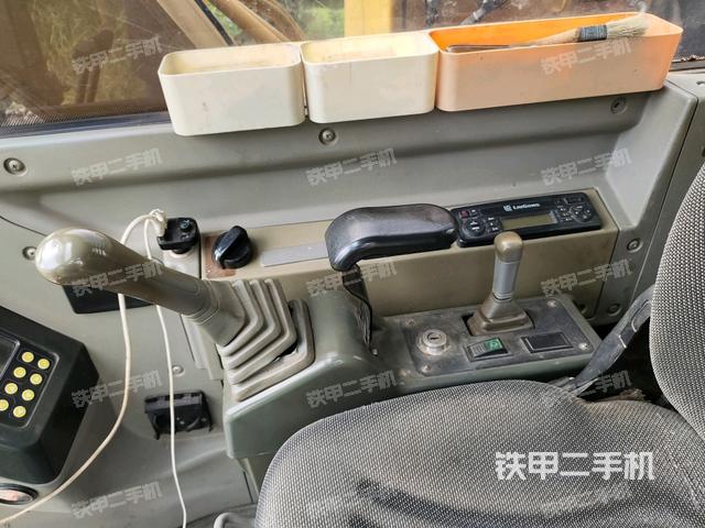 座椅右侧控制台/钥匙门/油门/含右手柄（驾驶室部分）