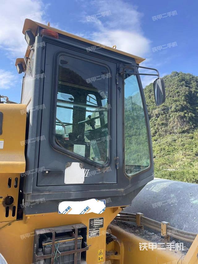 左側(cè)正面照（壓路機(jī)駕駛室）