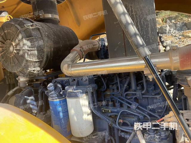 發(fā)動(dòng)機(jī)右側(cè)全景（壓路機(jī)發(fā)動(dòng)機(jī)艙）