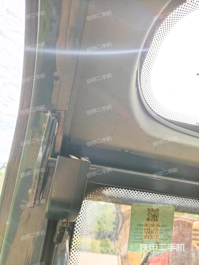 行走控制手柄和踏板 俯拍（驾驶室部分）