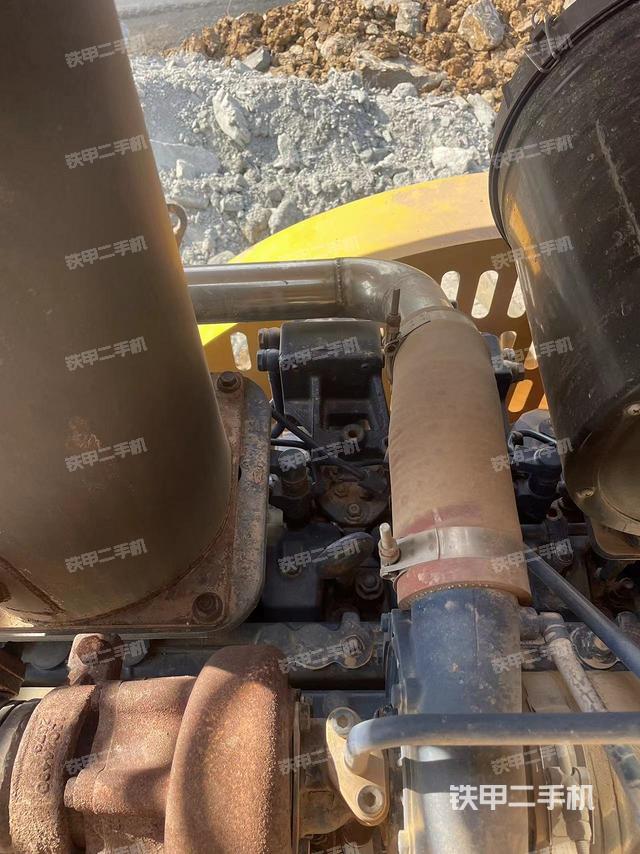 散熱器全景（壓路機(jī)發(fā)動(dòng)機(jī)艙）