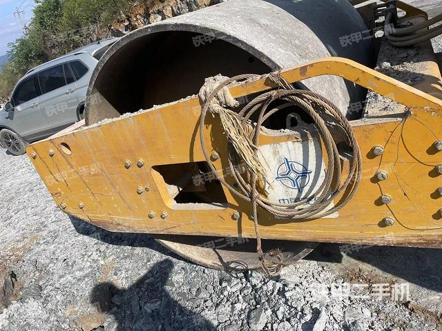 前輪右側(cè)減震塊連接及部件（壓路機(jī)前后車架）