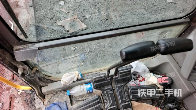 行走控制手柄和踏板?俯拍（駕駛室部分）