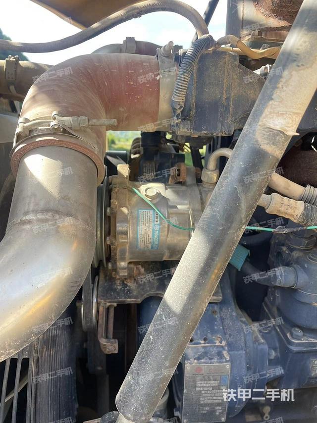 發(fā)動(dòng)機(jī)左側(cè)全景（壓路機(jī)發(fā)動(dòng)機(jī)艙）