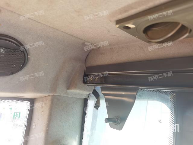 行走控制手柄和踏板?俯拍（駕駛室部分）