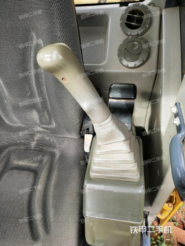 座椅左侧控制台/音响/含左手柄（驾驶室部分）
