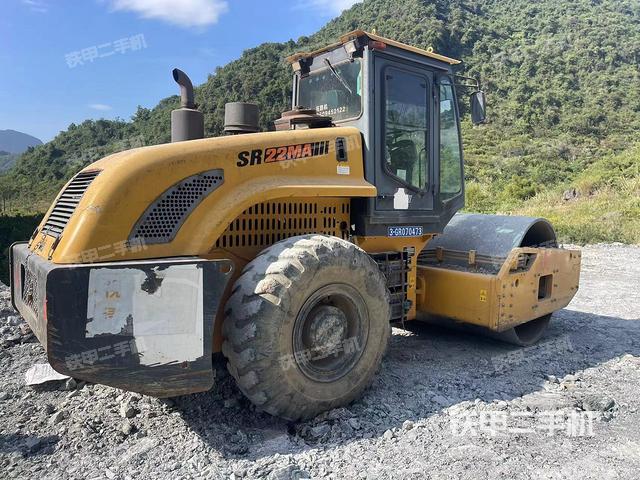 正左側(cè)（壓路機(jī)整機(jī)外觀）