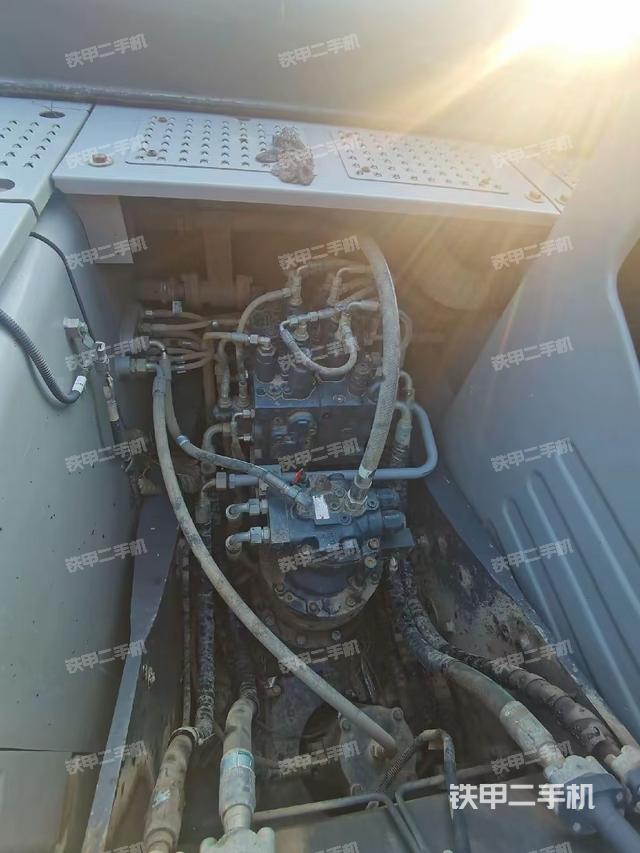 回轉(zhuǎn)馬達(dá)和主控閥（整機(jī)外觀）