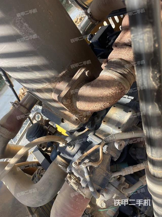 發(fā)動(dòng)機(jī)上部全景（壓路機(jī)發(fā)動(dòng)機(jī)艙）