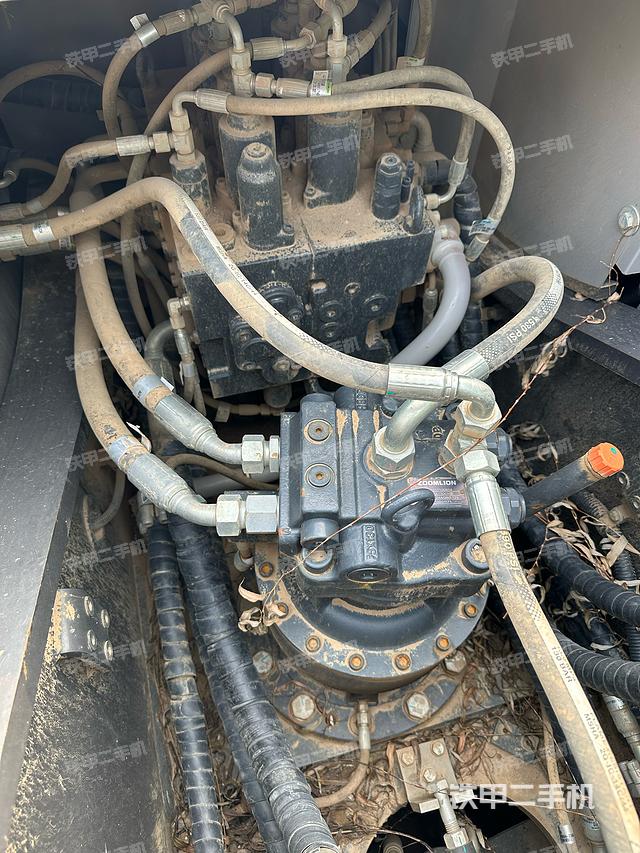 回轉(zhuǎn)馬達(dá)和主控閥（整機(jī)外觀）