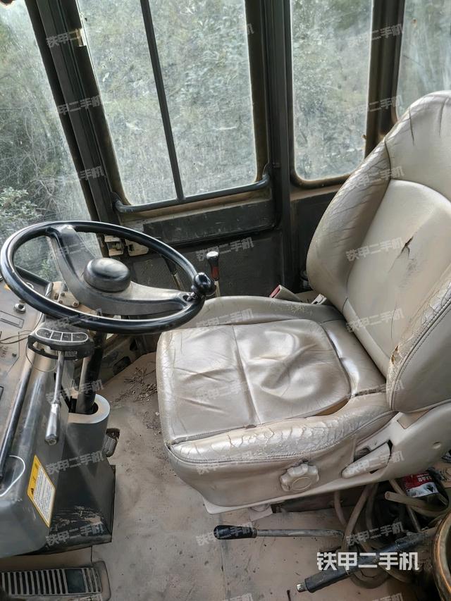 駕駛室內(nèi)部（駕駛室部分）