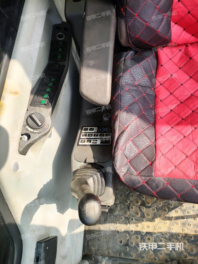 座椅右側(cè)控制臺(tái)/鑰匙門(mén)/油門(mén)/含右手柄（駕駛室部分）