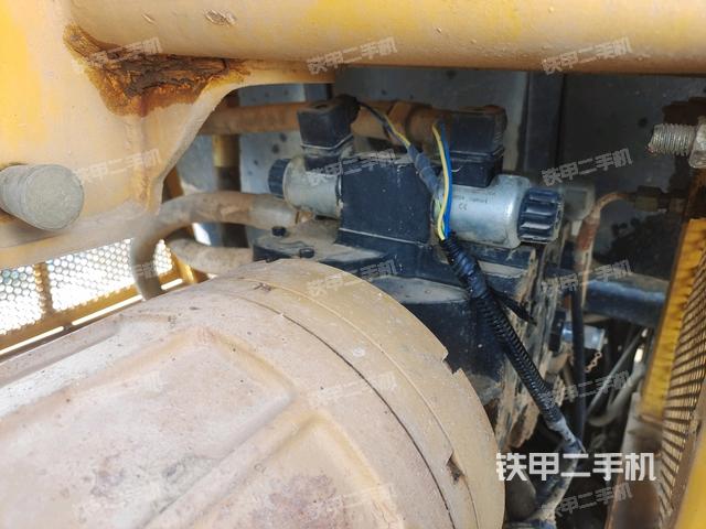 分動(dòng)箱或變速箱（壓路機(jī)發(fā)動(dòng)機(jī)艙）