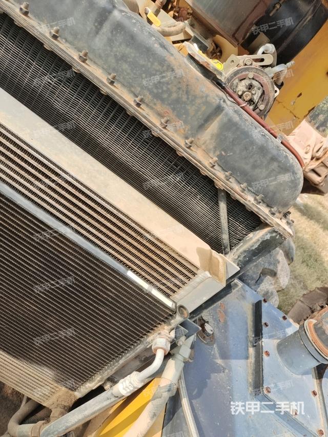 散熱器全景（壓路機(jī)發(fā)動(dòng)機(jī)艙）