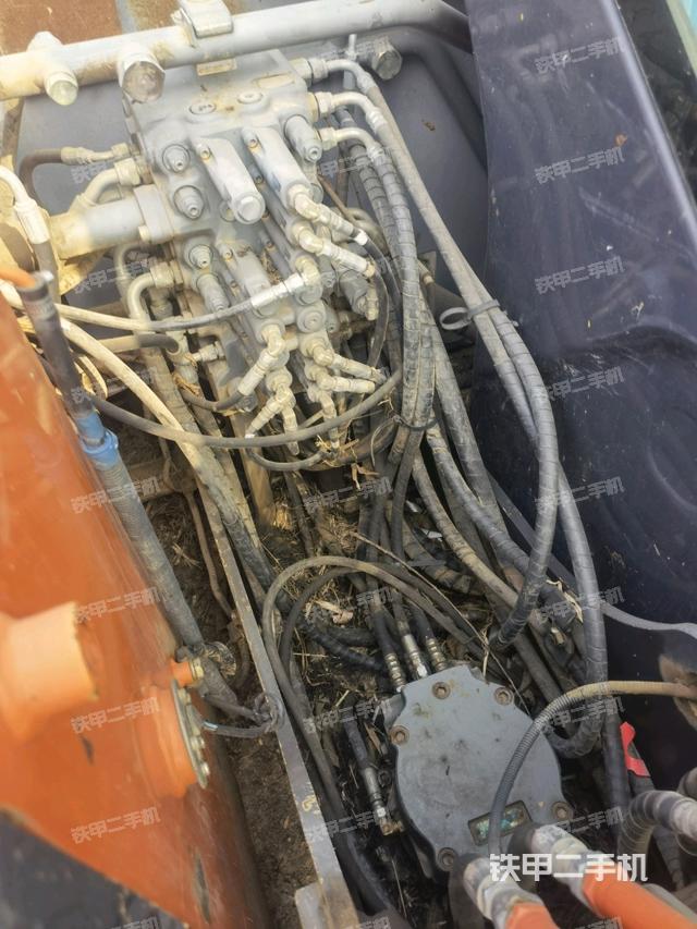 回轉(zhuǎn)馬達(dá)和主控閥（整機(jī)外觀）