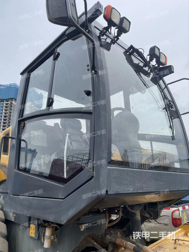 駕駛室頂蓬內(nèi)（壓路機駕駛室）