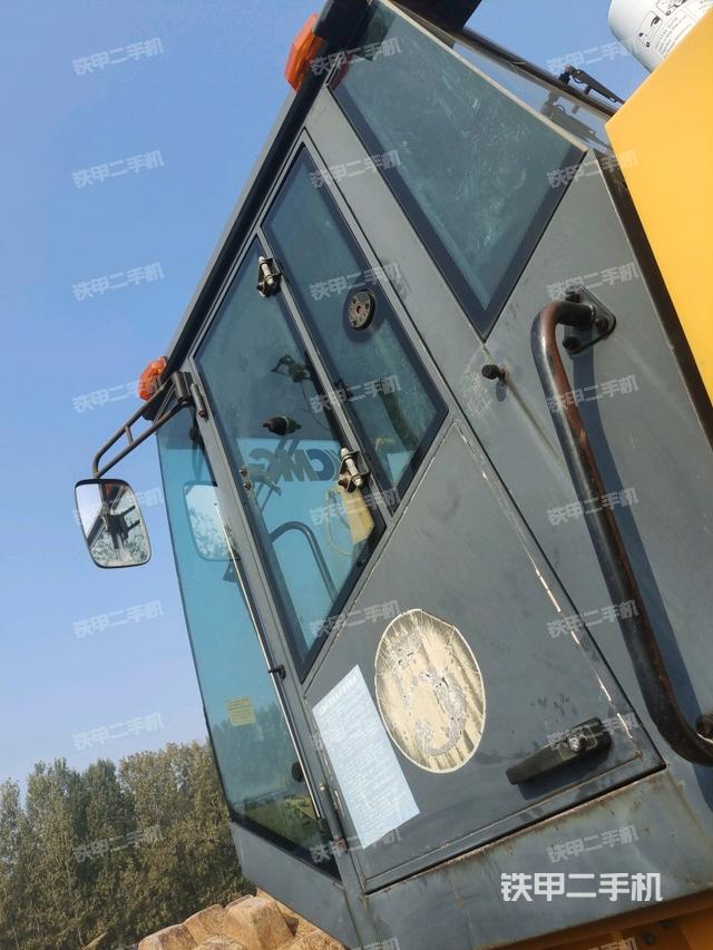 右側(cè)正面照（壓路機(jī)駕駛室）