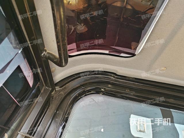 行走控制手柄和踏板?俯拍（駕駛室部分）