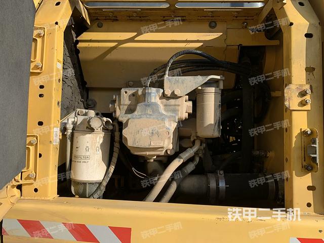 液压泵舱室正面整体（整机外观）