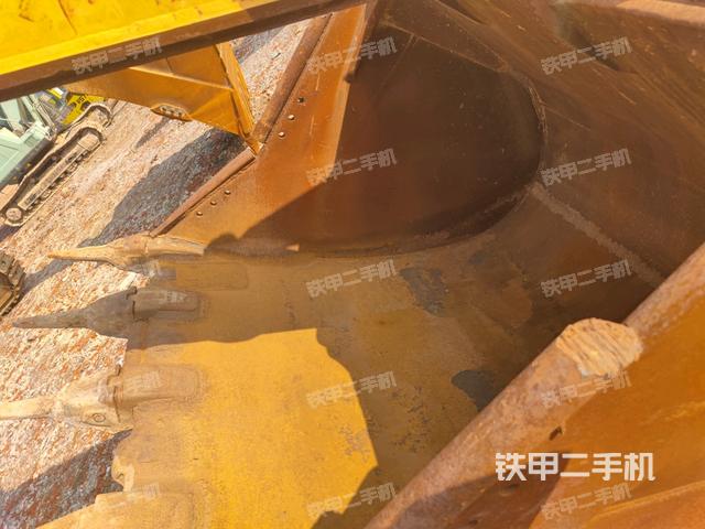 鏟斗右后整體(工作和回轉(zhuǎn)裝置) 鏟斗右后整體(工作和回轉(zhuǎn)裝置)