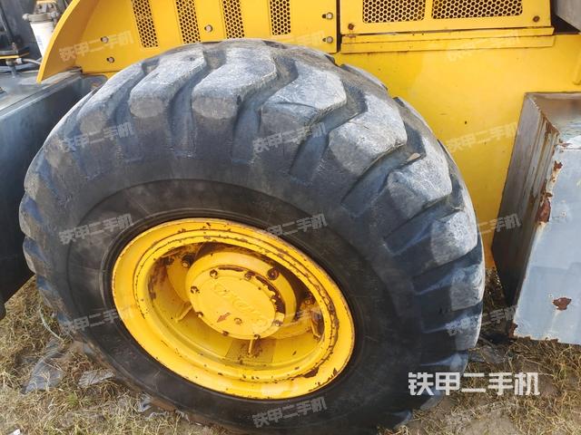 后輪右側(cè)全景（壓路機(jī)前后車(chē)架）