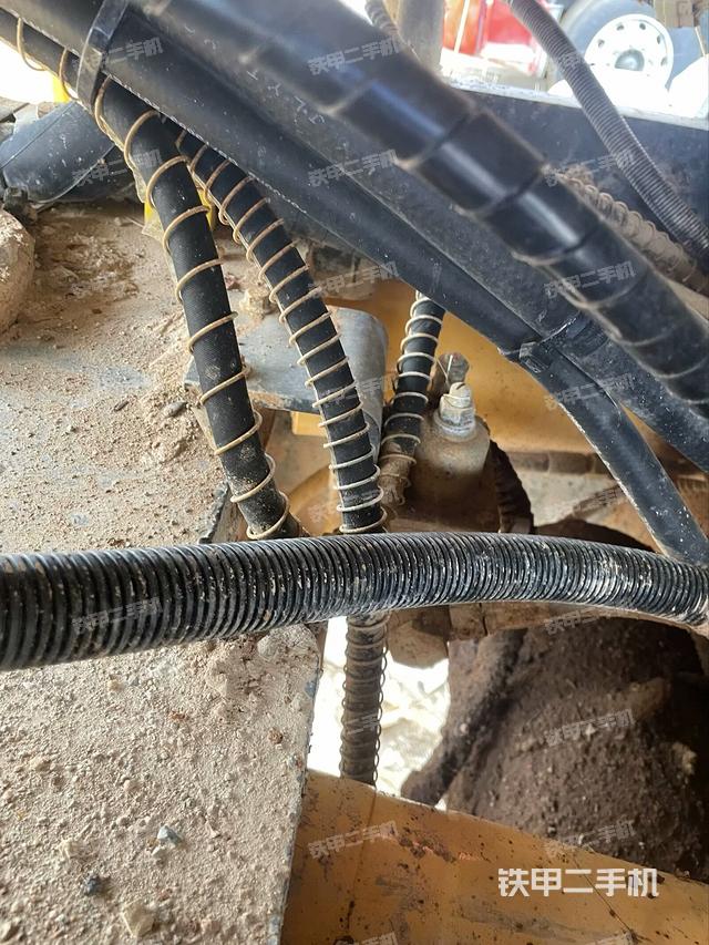 前輪左側(cè)減震塊連接及部件（壓路機前后車架）